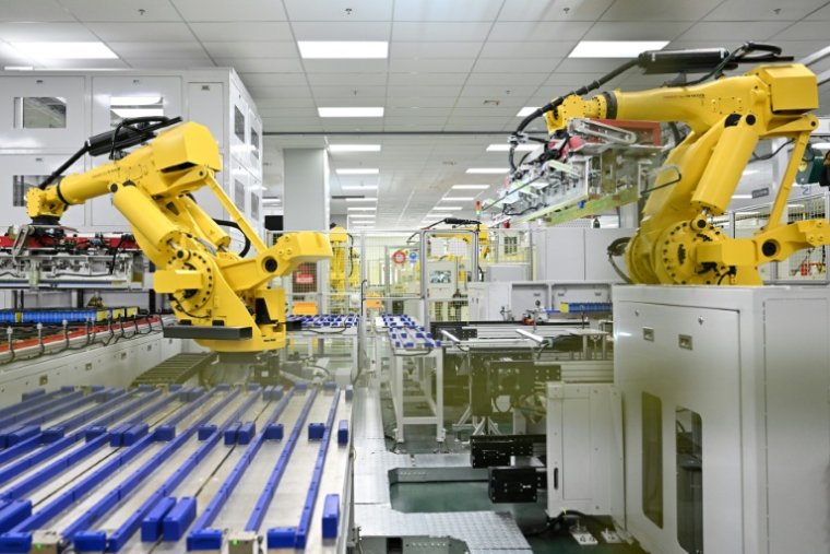 Des robots à l'ouvrage dans une usine du groupe automobile chinois Leapmotor de Huzhou (Chine), le 26 avril 2026. ( AFP / ADEK BERRY )