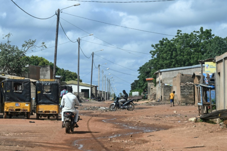 Des habitants dans une rue de Doropo, près de la frontière avec le Burkina Faso, le 12 otobre 2025 dans le nord-est de la Côte d'ivoire ( AFP / Issouf SANOGO )
