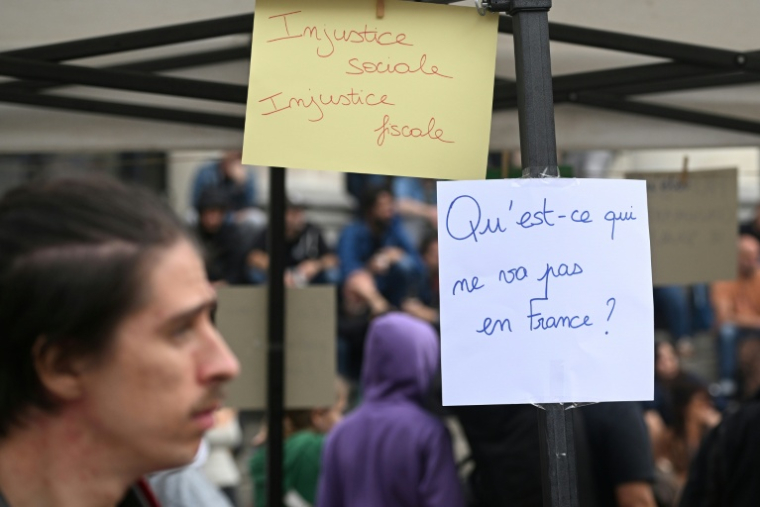 Un manifestant passe place Graslin à Nantes lors d'une manifestation dans le cadre du mouvement de protestation « Bloquons tout », le 10 septembre 2025 ( AFP / Sebastien Salom-Gomis )