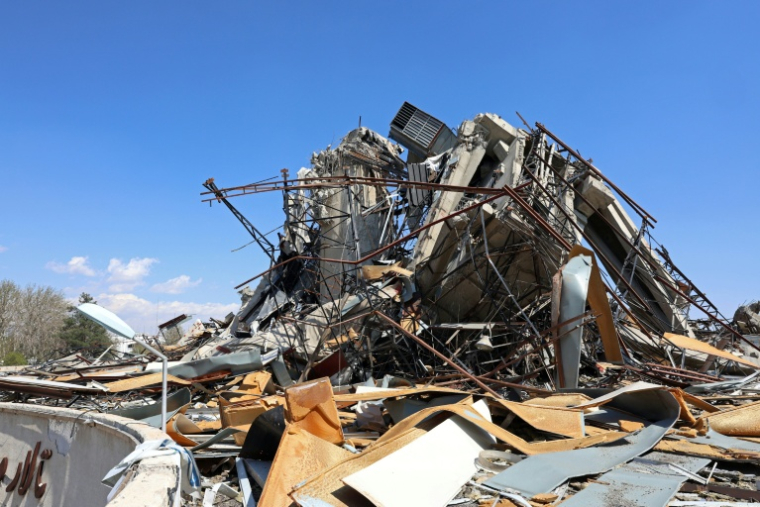Un bâtiment fortement endommagé après une frappe aérienne au complexe sportif Azadi à Téhéran, le 3 avril 2026 en Iran ( AFP / - )