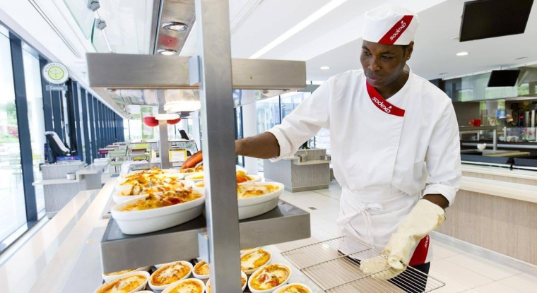 Le titre du spécialiste de la restauration collective gagne 14% sur un an. (© Sodexo)