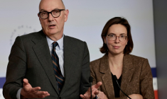 Le ministre de l'Économie Roland Lescure s'adresse aux médias aux côtés de la ministre des Comptes publics Amélie de Montchalin (à droite), après un Conseil des ministres extraordinaire à l'Élysée, à Paris, le 22 décembre 2025 ( AFP / STEPHANE DE SAKUTIN )