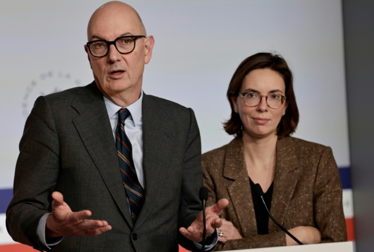 Le ministre de l'Économie Roland Lescure s'adresse aux médias aux côtés de la ministre des Comptes publics Amélie de Montchalin (à droite), après un Conseil des ministres extraordinaire à l'Élysée, à Paris, le 22 décembre 2025 ( AFP / STEPHANE DE SAKUTIN )