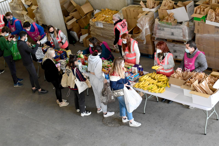 Des étudiants faisant la queue aux "Restos du Coeur" à Marseille, le 26 mars 2021. ( AFP / NICOLAS TUCAT )