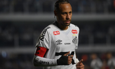 Neymar s’embrouille avec un supporter lors de la défaite de Santos