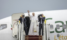 Le pape Léon XIV (au centre) salue ses fidèles alors qu'il monte à bord d'un avion, après avoir célébré la sainte messe à l'aéroport de Bamenda, au Cameroun, le 16 avril 2026 ( AFP / PATRICK MEINHARDT )