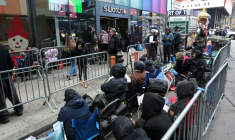 Une file d'attente devant le magasin Swatch à Times Square à New York, le 15 mai 2026 ( AFP / TIMOTHY A. CLARY )