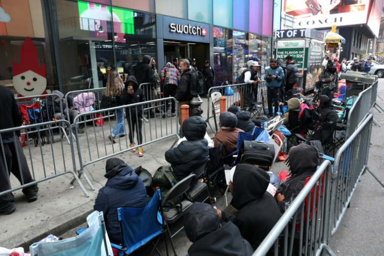 Une file d'attente devant le magasin Swatch à Times Square à New York, le 15 mai 2026 ( AFP / TIMOTHY A. CLARY )