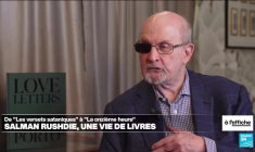 "La plume est plus forte que le couteau" : Salman Rushdie parle de censure et de fiction