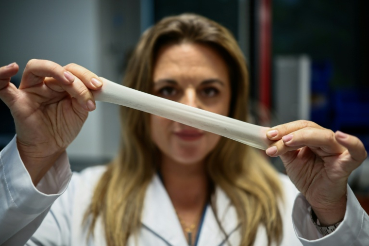 La directrice générale de Bioloon, Charlotte Melia, tient un échantillon de caoutchouc biodégradable en neuf mois, selon l'entreprise, le 19 août 2026 à Londres ( AFP / HENRY NICHOLLS )