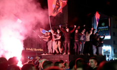 Des partisans de l'opposition célébrant sa victoire aux législatives à Nis, en Serbie dans la nuit du 25 au 26 octobre 2026. ( AFP / SASA DJORDJEVIC )
