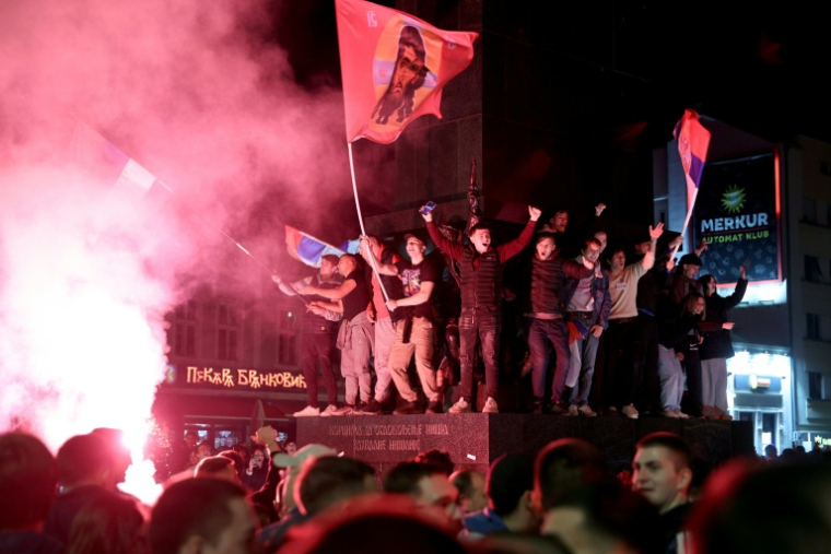 Des partisans de l'opposition célébrant sa victoire aux législatives à Nis, en Serbie dans la nuit du 25 au 26 octobre 2026. ( AFP / SASA DJORDJEVIC )
