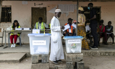 Des électeurs se préparent à mettre leur bulletin dans l'urne dans un bureau de vote de Gabu, dans l'est de la Guinée Bissau le 23 novembre 2025, à l'occasion des scrutins présidentiel et législatifs ( AFP / PATRICK MEINHARDT )
