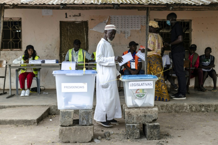 Des électeurs se préparent à mettre leur bulletin dans l'urne dans un bureau de vote de Gabu, dans l'est de la Guinée Bissau le 23 novembre 2025, à l'occasion des scrutins présidentiel et législatifs ( AFP / PATRICK MEINHARDT )