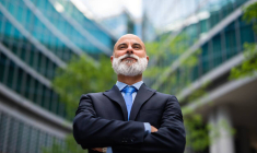 Faut-il arrêter de travailler à un certain âge ? Ce que dit la loi / iStock.com - Minerva Studio