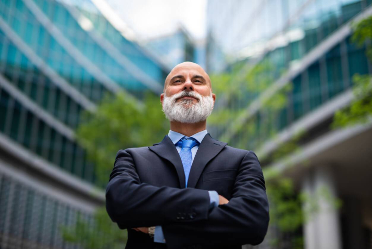 Faut-il arrêter de travailler à un certain âge ? Ce que dit la loi / iStock.com - Minerva Studio