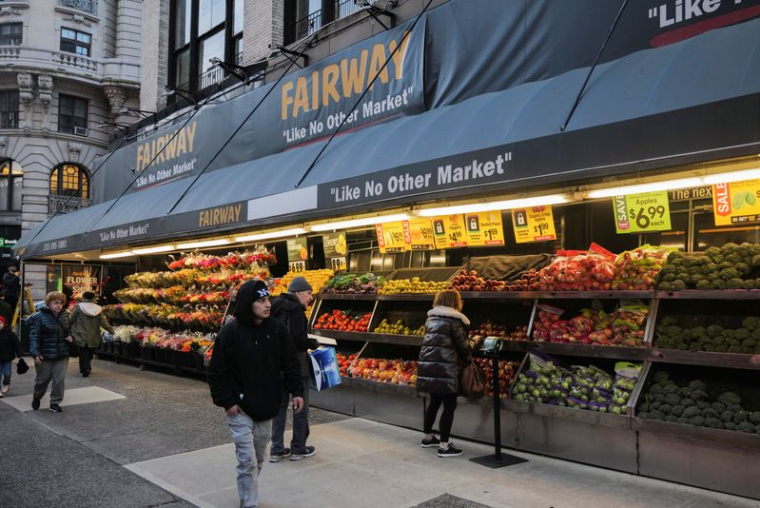 Des clients font leurs courses au supermarché Fairway à New York