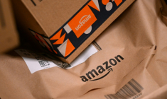 Amazon évalue à "plus de 100 millions d'euros" l'impact pour les Français de la loi qui impose depuis deux ans des frais de port de trois euros pour les achats de livres en ligne en dessous de 35 euros ( AFP / Ina FASSBENDER )