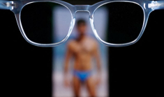 Photo d'illustration d'une image photoréaliste sexualisée générée par Grok