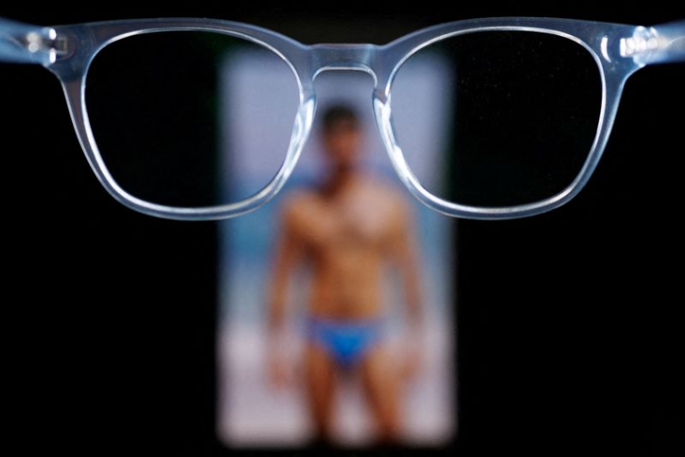 Photo d'illustration d'une image photoréaliste sexualisée générée par Grok