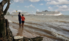 Deux bateaux de croisière servent à combler le manque de lits d'hôtel à Belem pour la COP30 ( AFP / Carlos Fabal )