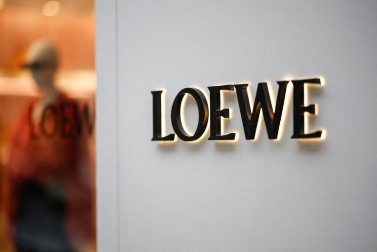 Un panneau sur l'extérieur d'une boutique de luxe Loewe exploitée par LVMH Moet Hennessy Louis SE à Paris, France