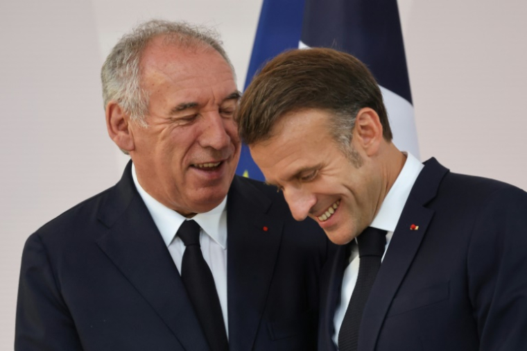 Emmanuel Macron et son Premier ministre François Bayrou en marge d'un discours sur le budget de la défense, le 13 juillet 2025 à la veille de la fête nationale ( POOL / Ludovic MARIN )