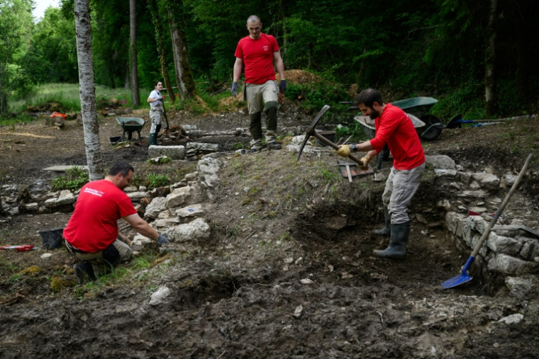 Des archéologues travaillent sur le site de fouilles du sanctuaire dédié à la déesse Sequana, à la source de la Seine à Source-Seine, en Côte-d'Or le 8 juin 2026 ( AFP / ARNAUD FINISTRE )