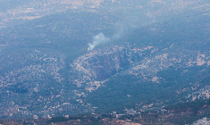De la fumée monte à Kfarshouba, vue depuis le village de Khiam, près de la frontière avec Israël