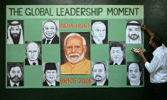 Un artiste met la dernière main à des tableaux représentant les dirigeants des pays membres des BRICS à Amritsar, en Inde, le 10 septembre 2026 ( AFP / Narinder NANU )