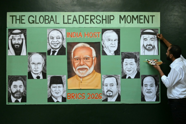 Un artiste met la dernière main à des tableaux représentant les dirigeants des pays membres des BRICS à Amritsar, en Inde, le 10 septembre 2026 ( AFP / Narinder NANU )