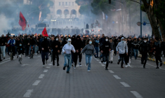 Des manifestants fuient les forces antiémeutes lors d’une manifestation antigouvernementale à Tirana, le 16 octobre 2026 en Albanie ( AFP / Armend NIMANI )