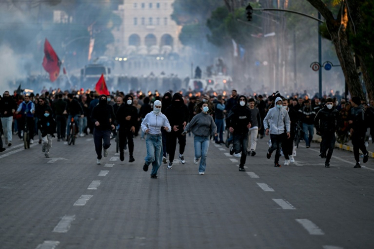 Heurts entre policiers et manifestants à Tirana, le 16 octobre 2026 ( AFP / Armend NIMANI                      )
