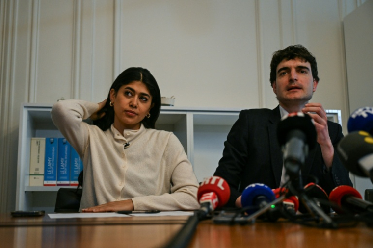 L'eurodéputée LFI Rima Hassan  et son avocat Vincent Brengarth lors d'une conférence de presse, le 3 avril 2026 à Paris ( AFP / Blanca CRUZ )