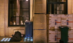 Un sans-abri dort sur un trottoir à Paris, le 4 juin 2025 ( AFP / Joel Saget )