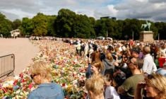 Hommage au roi Harald V de Norvège devant le Palais royal d'Oslo le 30 août 2026 ( AFP / Odd ANDERSEN )