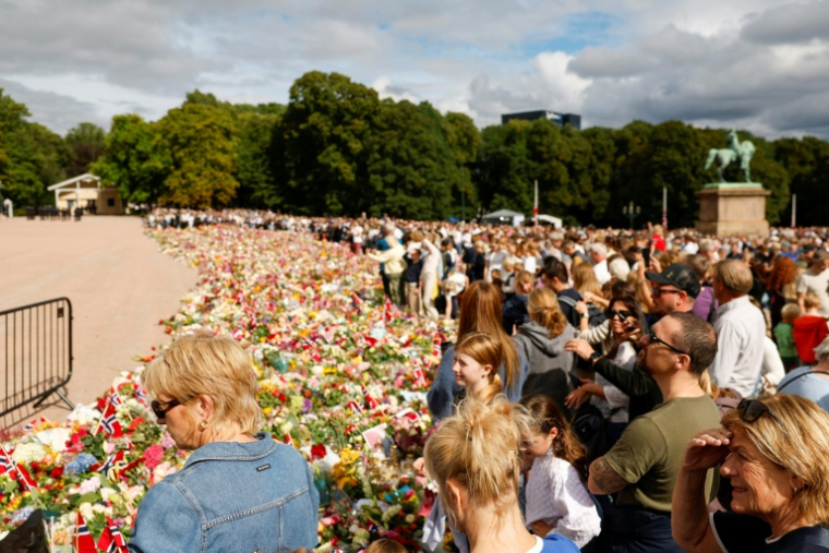 Hommage au roi Harald V de Norvège devant le Palais royal d'Oslo le 30 août 2026 ( AFP / Odd ANDERSEN )