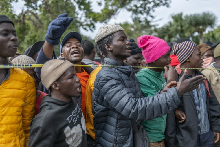 Des étrangers ayant fui les violences antimigrants manifestent devant des représentants du gouvernement sud-africain pour rentrer chez eux, le 16 juin 2026 à Durban (Afrique du Sud) ( AFP / RAJESH JANTILAL )