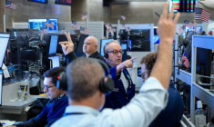 Des traders travaillent à la Bourse de New York (NYSE)