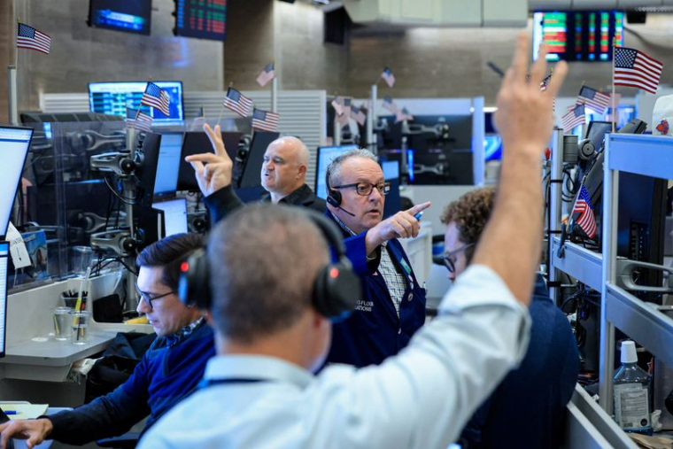 Des traders travaillent à la Bourse de New York (NYSE)
