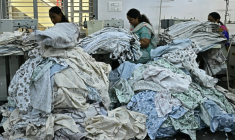 Des ouvrières confectionnent des vêtements sur des machines à coudre dans une usine de fabrication à Bengaluru, en Inde, le 25 août 2025  ( AFP / Idrees MOHAMMED )