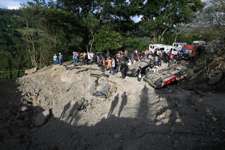 Le site d'un attentat à la bombe sur une route à  El Tunel, dans le sud-ouest de la Colombie, le 25 avril 2026  ( AFP / JOAQUIN SARMIENTO )