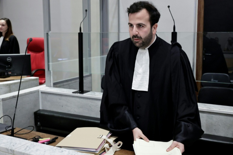 Robin Binsard, avocat de l'ancien maire de Levallois-Perret, Patrick Balkany, lors du procès de son client pour détournement de fonds publics, au tribunal de Nanterre, le 7 avril 2026 dans les Hauts-de-Seine ( AFP / STEPHANE DE SAKUTIN )