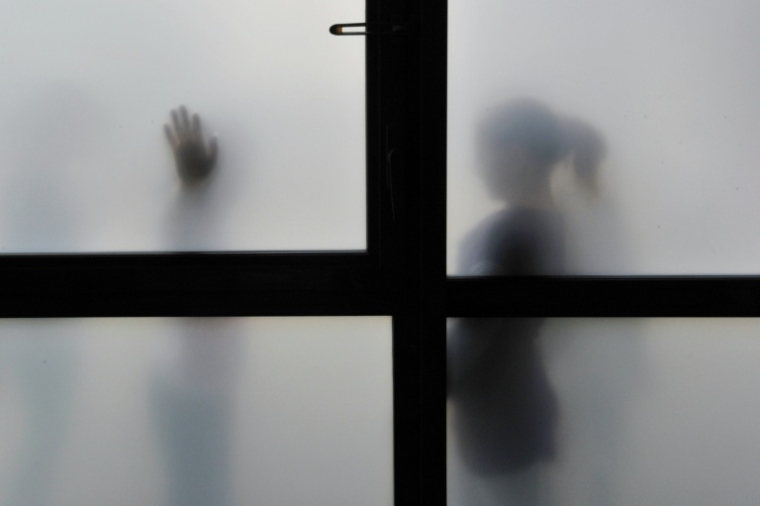 Silhouettes d'enfants jouant dans la cour de récréation de leur école, le 5 septembre 2011 à Tours, lors de la rentrée scolaire ( AFP / ALAIN JOCARD )