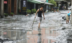 Un habitant de Hualien, sur l'île de Taïwan, après la rupture d'une digue le 24 septembre 2025 ( AFP / I-Hwa Cheng )