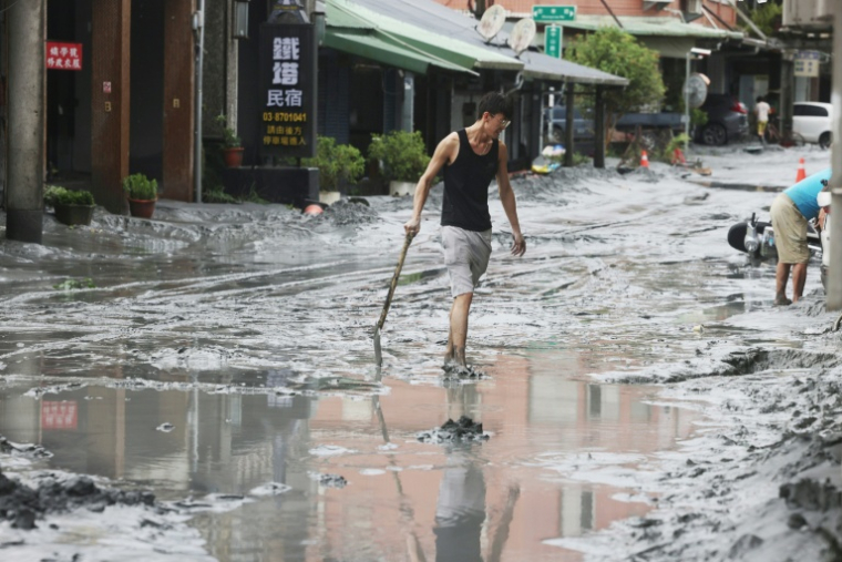 Un habitant de Hualien, sur l'île de Taïwan, après la rupture d'une digue le 24 septembre 2025 ( AFP / I-Hwa Cheng )