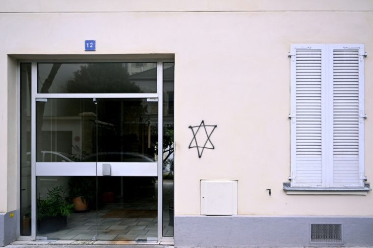 Une étoile de David sur la façade d'un immeuble à Paris le 6 janvier 2026 ( AFP / Anna KURTH )