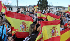Des habitants avec des drapeaux espagnols pour accueillir le roi Felipe VI et la reine Letizia à Ceuta, en Espagne, le 13 octobre 2026 ( AFP / Thomas COEX )