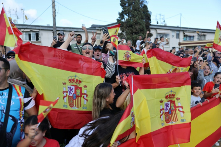 Des habitants avec des drapeaux espagnols pour accueillir le roi Felipe VI et la reine Letizia à Ceuta, en Espagne, le 13 octobre 2026 ( AFP / Thomas COEX )