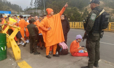Des prisonniers colombiens attendent leur expulsion près du pont international de Rumichacha, en Equateur, le 26 juillet 2025 ( AFP / Natalia Erazo )